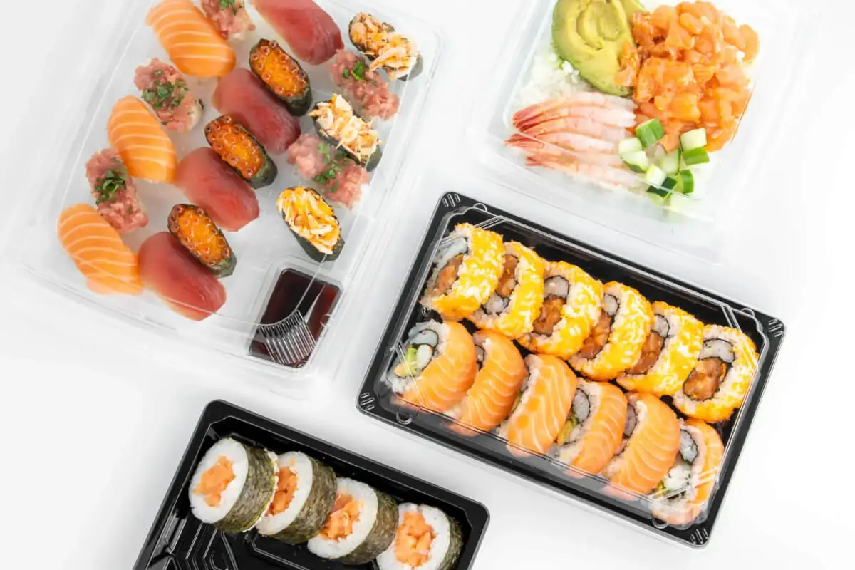 PS sushi trays and rPET sushi trays side by side, printed base versus single-material recyclable pack